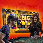 En mann i VR briller spiller ved et rulettbord med en live dealer jente